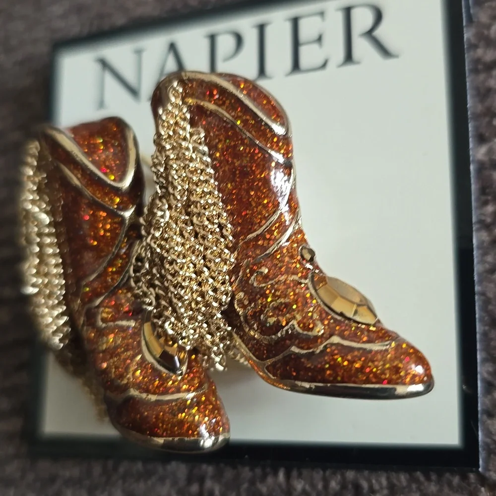 NAPIER WOMEN'S FASHION JEWELRY PIN BEAUTIFUL 